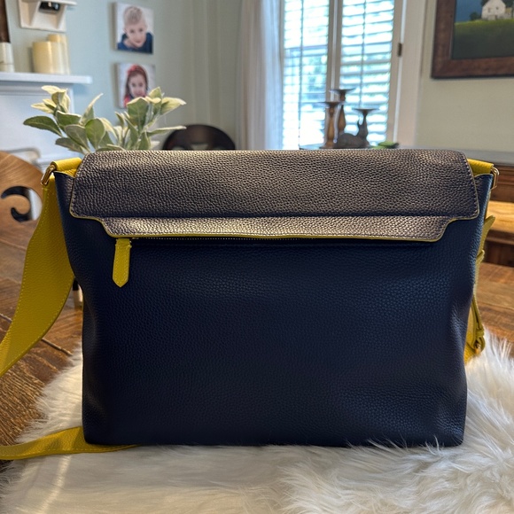 💙💛GORGEOUS Leather Burberry Messenger Bag💛💙 - Picture 3 of 10